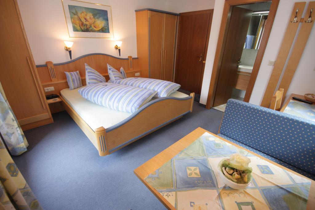 Gastehaus Waldruh Hotel Mayrhofen Room photo